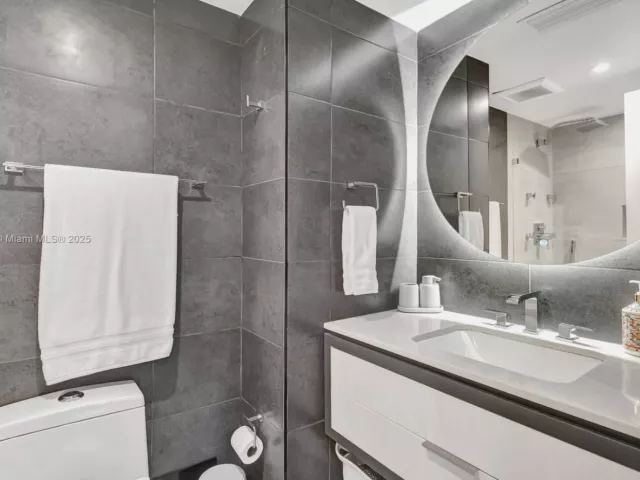 2-bedroom condo for rent in Miami Beach - 2301 Collins Ave 634 - MondialRealty