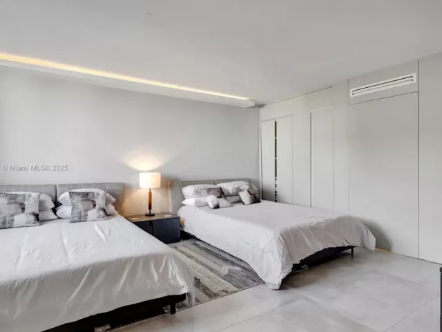 2-bedroom condo for rent in Miami Beach - 2301 Collins Ave 634 - MondialRealty