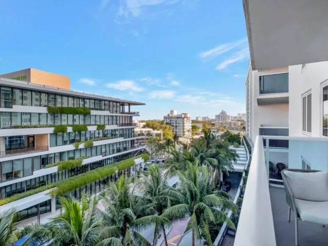 2-bedroom condo for rent in Miami Beach - 2301 Collins Ave 634 - MondialRealty