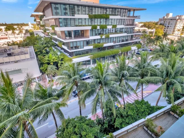 2-bedroom condo for rent in Miami Beach - 2301 Collins Ave 634 - MondialRealty