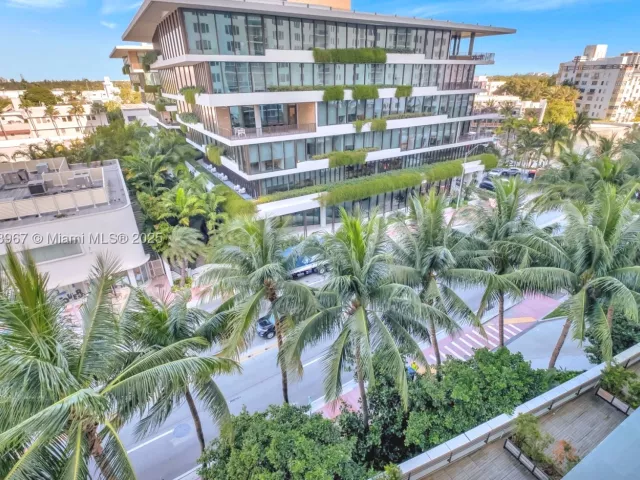 2-bedroom condo for rent in Miami Beach - 2301 Collins Ave 634 - MondialRealty