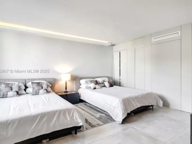 2-bedroom condo for rent in Miami Beach - 2301 Collins Ave 634 - MondialRealty