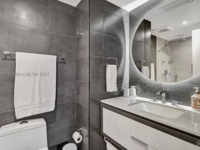 2-bedroom condo for rent in Miami Beach - 2301 Collins Ave 634 - MondialRealty