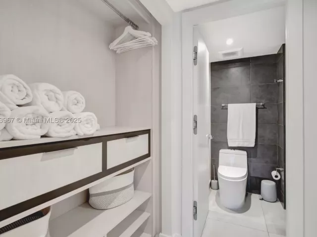 2-bedroom condo for rent in Miami Beach - 2301 Collins Ave 634 - MondialRealty