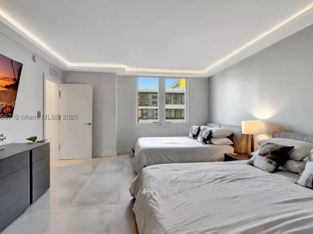 2-bedroom condo for rent in Miami Beach - 2301 Collins Ave 634 - MondialRealty