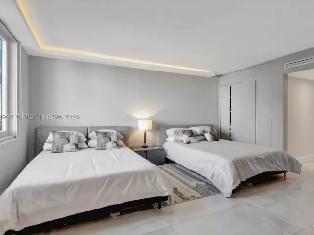 2-bedroom condo for rent in Miami Beach - 2301 Collins Ave 634 - MondialRealty