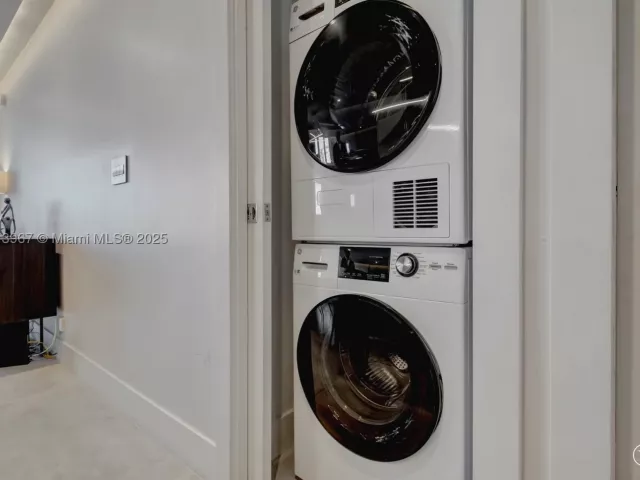 2-bedroom condo for rent in Miami Beach - 2301 Collins Ave 634 - MondialRealty