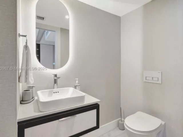 2-bedroom condo for rent in Miami Beach - 2301 Collins Ave 634 - MondialRealty