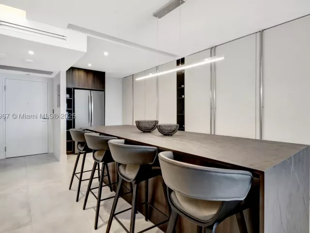 2-bedroom condo for rent in Miami Beach - 2301 Collins Ave 634 - MondialRealty