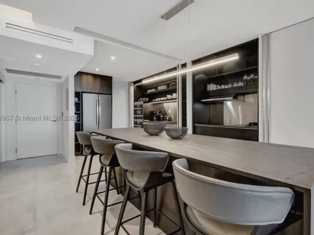 2-bedroom condo for rent in Miami Beach - 2301 Collins Ave 634 - MondialRealty