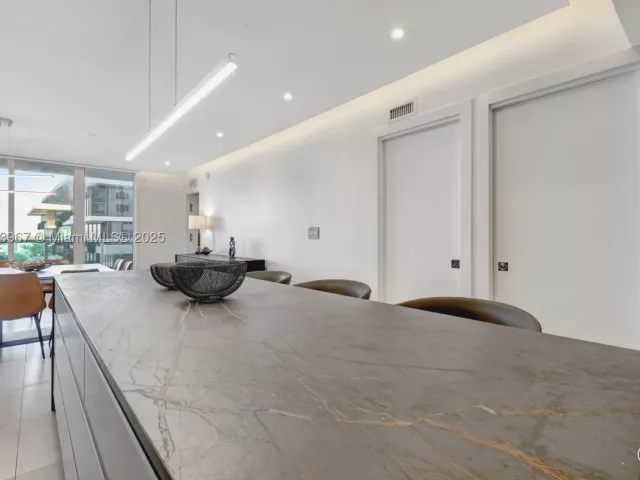 2-bedroom condo for rent in Miami Beach - 2301 Collins Ave 634 - MondialRealty