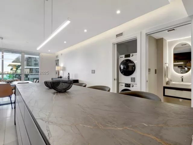 2-bedroom condo for rent in Miami Beach - 2301 Collins Ave 634 - MondialRealty