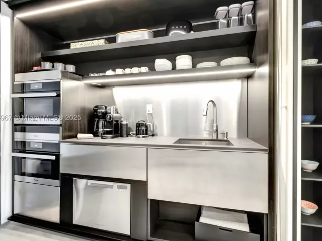2-bedroom condo for rent in Miami Beach - 2301 Collins Ave 634 - MondialRealty