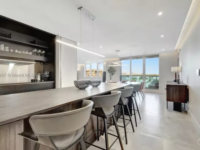 2-bedroom condo for rent in Miami Beach - 2301 Collins Ave 634 - MondialRealty