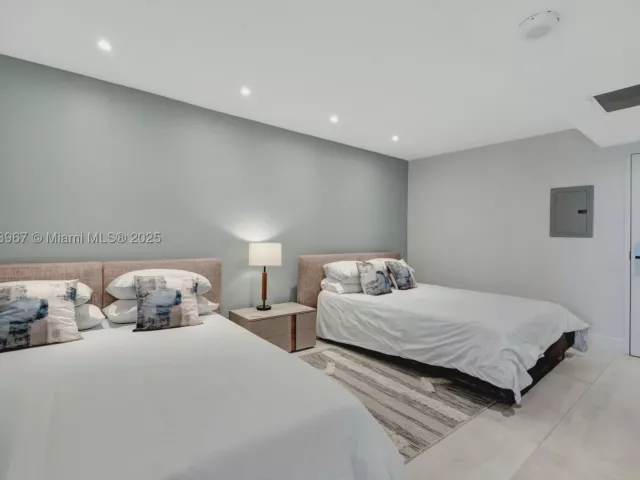 2-bedroom condo for rent in Miami Beach - 2301 Collins Ave 634 - MondialRealty