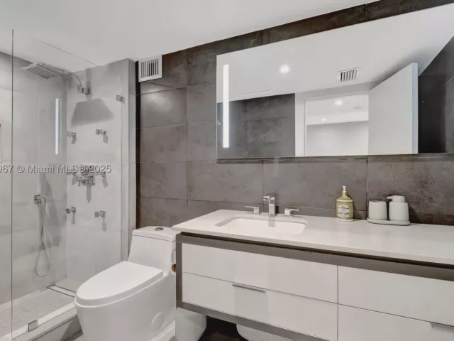 2-bedroom condo for rent in Miami Beach - 2301 Collins Ave 634 - MondialRealty