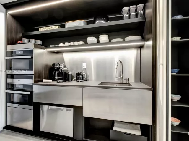 2-bedroom condo for rent in Miami Beach - 2301 Collins Ave 634 - MondialRealty