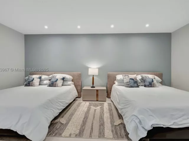 2-bedroom condo for rent in Miami Beach - 2301 Collins Ave 634 - MondialRealty