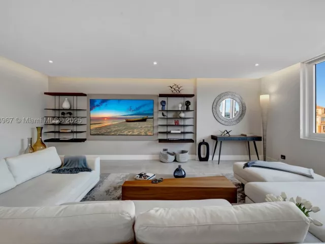 2-bedroom condo for rent in Miami Beach - 2301 Collins Ave 634 - MondialRealty