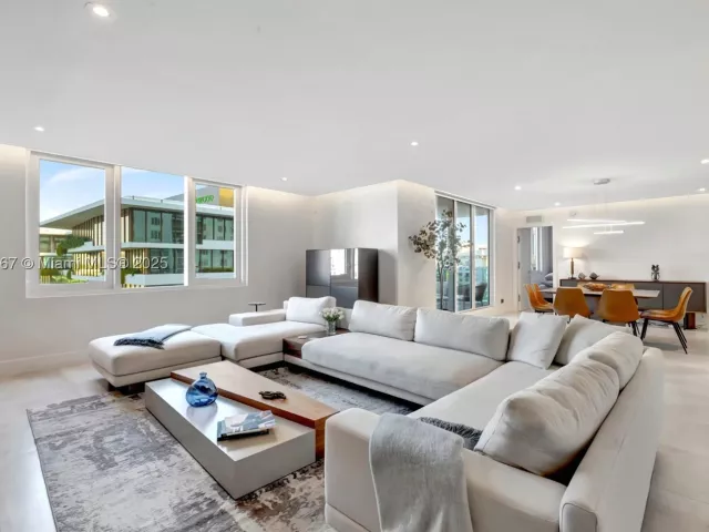 2-bedroom condo for rent in Miami Beach - 2301 Collins Ave 634 - MondialRealty