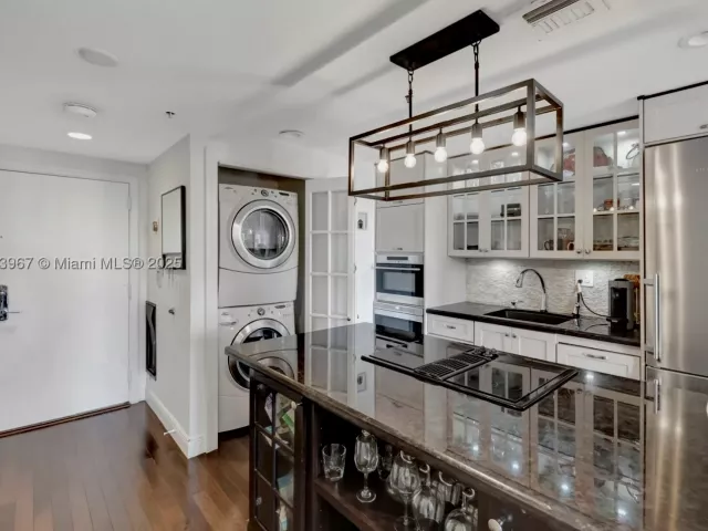 2-bedroom condo for rent in Miami Beach - 2301 Collins Ave 634 - MondialRealty