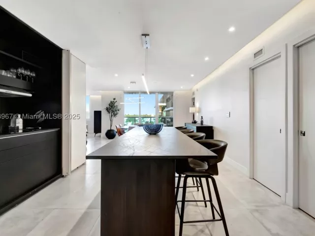 2-bedroom condo for rent in Miami Beach - 2301 Collins Ave 634 - MondialRealty