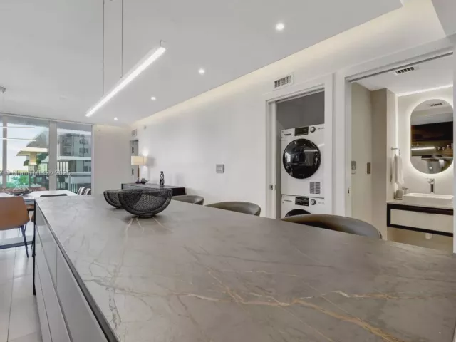 2-bedroom condo for rent in Miami Beach - 2301 Collins Ave 634 - MondialRealty