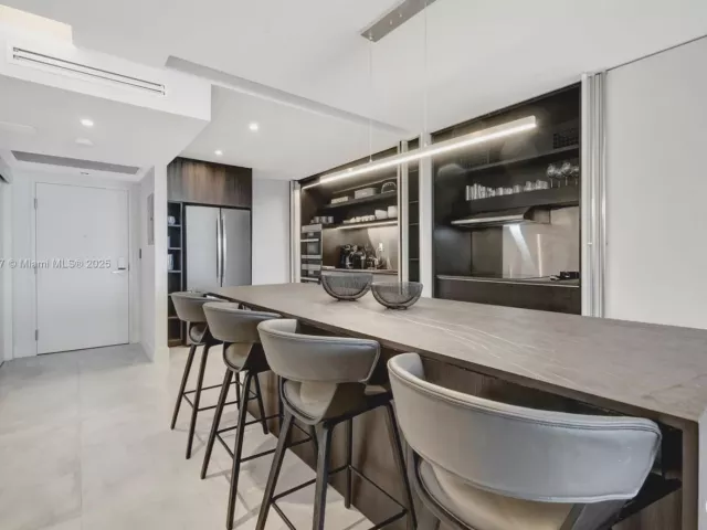 2-bedroom condo for rent in Miami Beach - 2301 Collins Ave 634 - MondialRealty