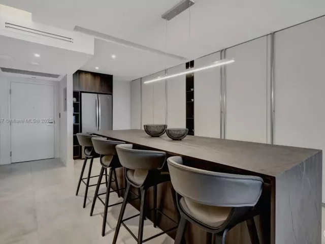 2-bedroom condo for rent in Miami Beach - 2301 Collins Ave 634 - MondialRealty