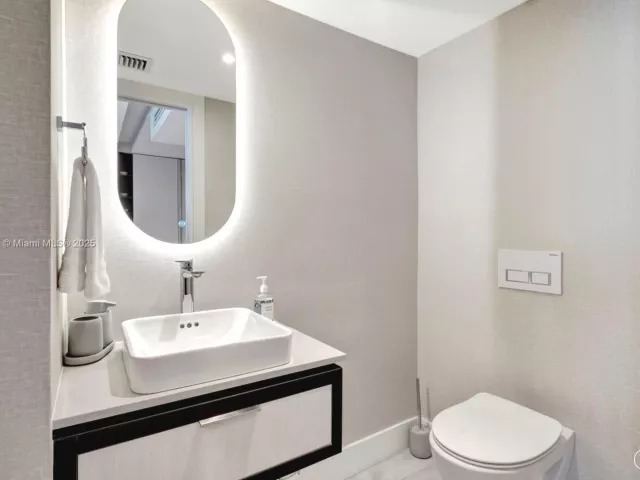 2-bedroom condo for rent in Miami Beach - 2301 Collins Ave 634 - MondialRealty