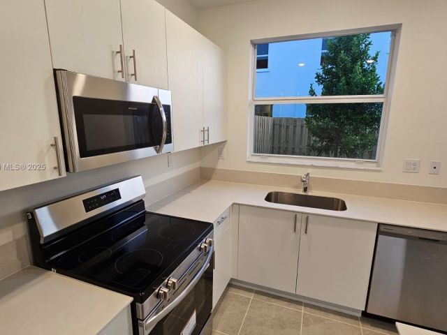 3-bedroom home for rent in Homestead - 2618 SE 27th Ct 2618 - MondialRealty