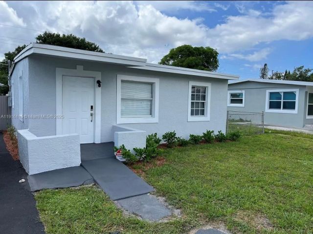 3-bedroom home for rent in Pompano Beach - 2726 NW 4th Ct - MondialRealty