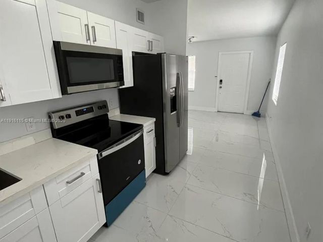 3-bedroom home for rent in Pompano Beach - 2726 NW 4th Ct - MondialRealty