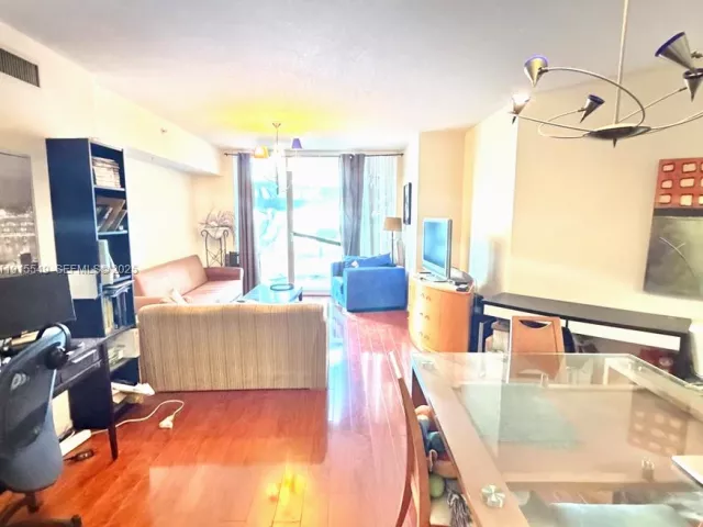 1-bedroom condo for sale in Sunny Isles Beach - 16699 Collins Ave 1105 - MondialRealty