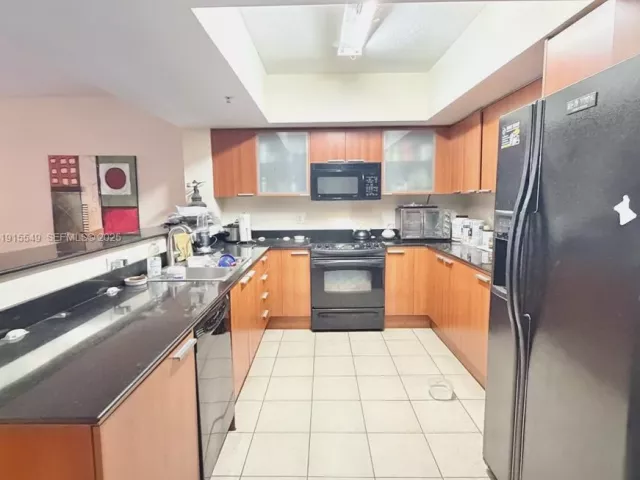 1-bedroom condo for sale in Sunny Isles Beach - 16699 Collins Ave 1105 - MondialRealty