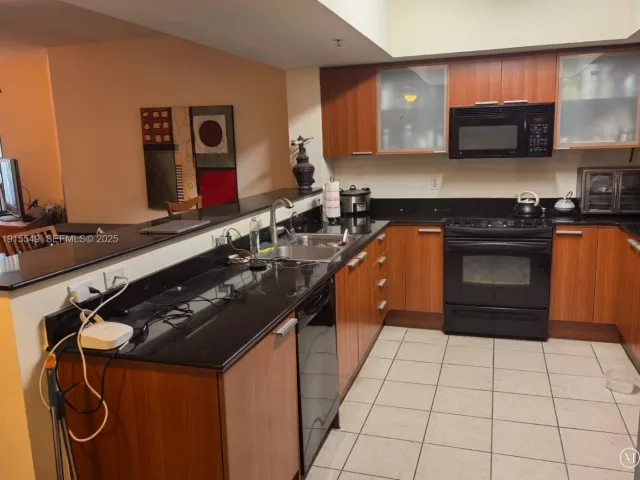 1-bedroom condo for sale in Sunny Isles Beach - 16699 Collins Ave 1105 - MondialRealty