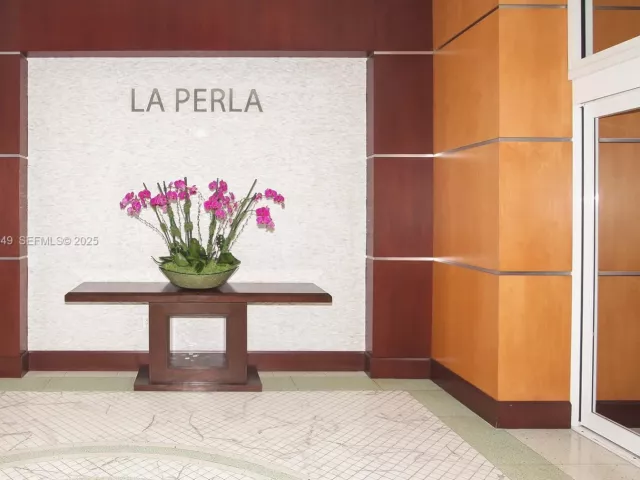 1-bedroom condo for sale in Sunny Isles Beach - 16699 Collins Ave 1105 - MondialRealty