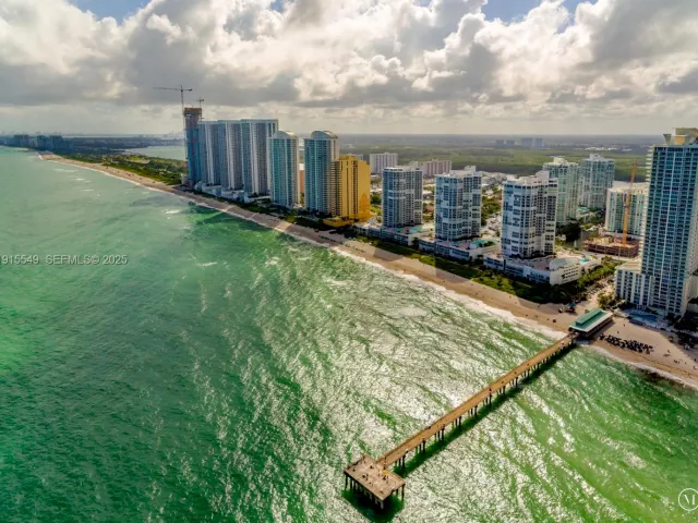 1-bedroom condo for sale in Sunny Isles Beach - 16699 Collins Ave 1105 - MondialRealty