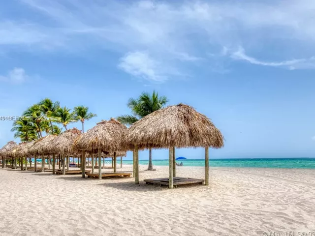 1-bedroom condo for sale in Sunny Isles Beach - 16699 Collins Ave 1105 - MondialRealty