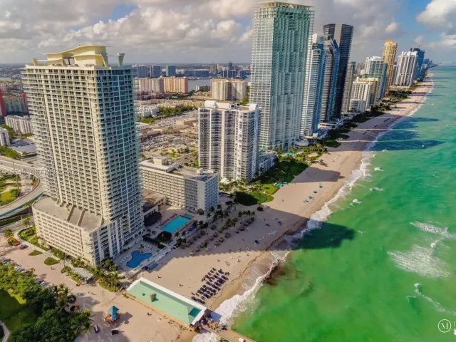 1-bedroom condo for sale in Sunny Isles Beach - 16699 Collins Ave 1105 - MondialRealty