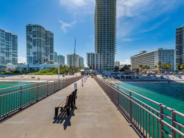 1-bedroom condo for sale in Sunny Isles Beach - 16699 Collins Ave 1105 - MondialRealty