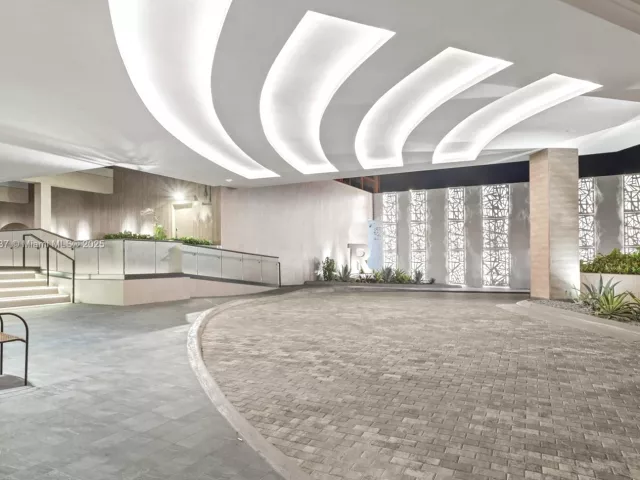 3-bedroom condo for rent in Miami Beach - 2301 Collins Ave 1432 - MondialRealty