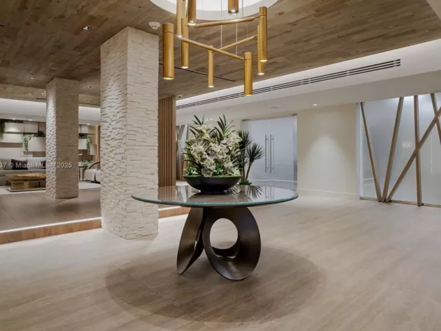 3-bedroom condo for rent in Miami Beach - 2301 Collins Ave 1432 - MondialRealty