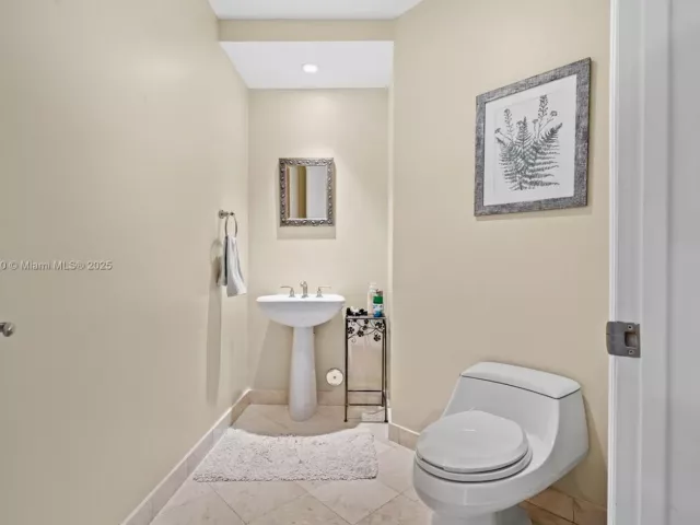 2-bedroom condo for sale in Sunny Isles Beach - 16047 Collins Ave 1202 - MondialRealty