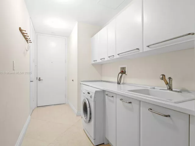 2-bedroom condo for sale in Sunny Isles Beach - 16047 Collins Ave 1202 - MondialRealty