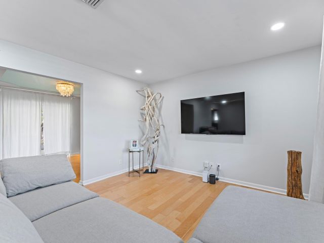 Home for rent at 201 Worth Court N - photo 6808645