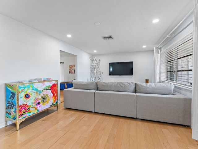 Home for rent at 201 Worth Court N - photo 6808646