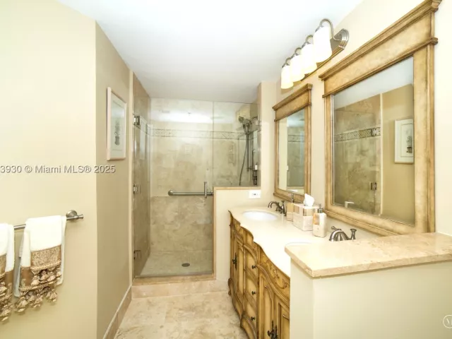 2-bedroom condo for sale in Sunny Isles Beach - 17100 N Bay Rd 1107 - MondialRealty