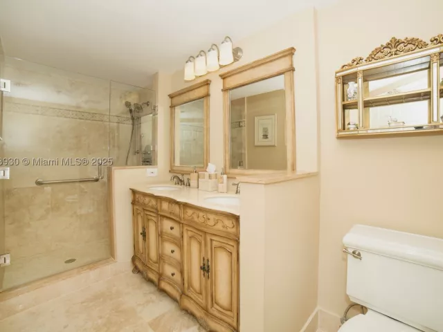 2-bedroom condo for sale in Sunny Isles Beach - 17100 N Bay Rd 1107 - MondialRealty
