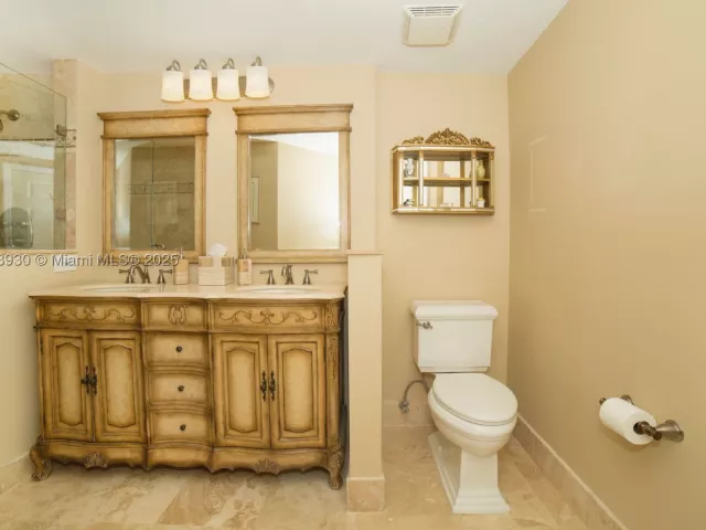 2-bedroom condo for sale in Sunny Isles Beach - 17100 N Bay Rd 1107 - MondialRealty
